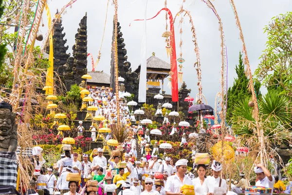 Bali, Endonezya Pura Besakih tapınağında dini alayı