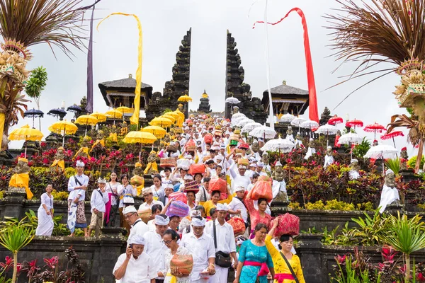 インドネシア ・ バリ島でプラ ブサキ寺院で宗教的な行列 — ストック写真