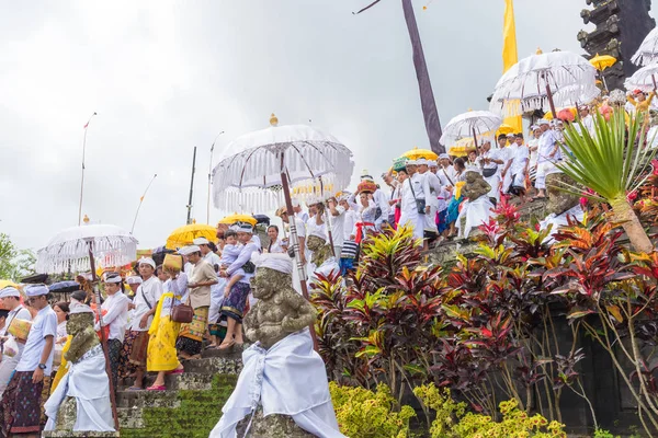 Religious procession at Pura Besakih Temple in Bali, Indonesia — Stock Photo, Image