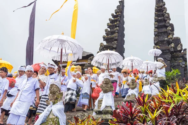 Religious procession at Pura Besakih Temple in Bali, Indonesia — Stock Photo, Image