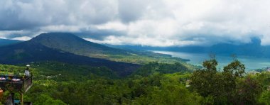 Panoramik göl Batur ve yanardağ yakınlarında Kintamani Köyü, Bali, Endonezya