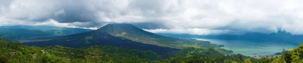 Panoramic view over Lake Batur and volcano near Kintamani village, Bali, Indonesia — Stock Photo, Image