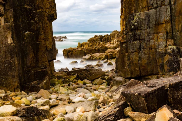 Farbenfrohe Felsen und Wasser an der Diamantkopfküste Australiens — Stockfoto