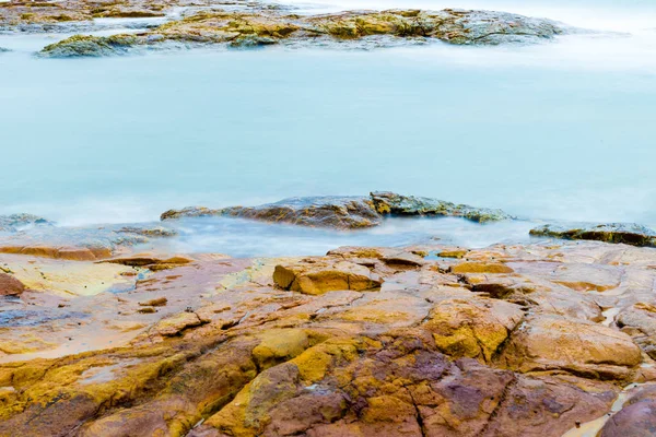 Farbenfrohe Felsen und Wasser an der Diamantkopfküste Australiens — Stockfoto