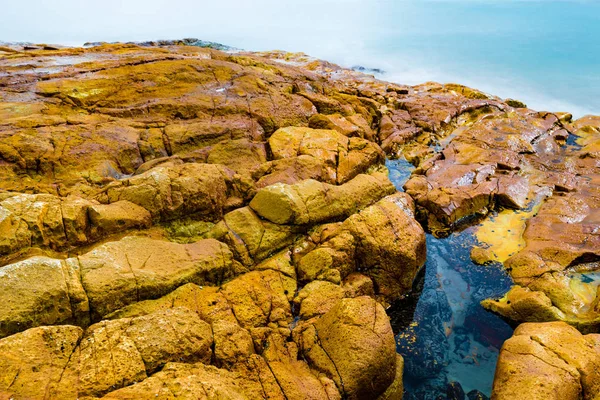 다채로운 바위와 다이아몬드 헤드 해안, 호주에서 물 — 스톡 사진