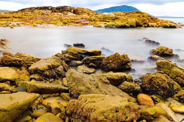 Rochers colorés et eau sur la côte de Diamond Head, Australie — Photo