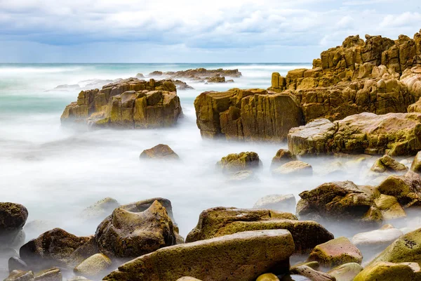 Colourful rocks and water at Diamond Head coast, Australia — Stock Photo, Image