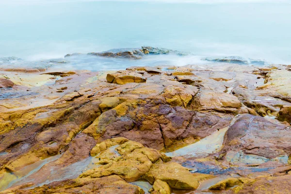 Farbenfrohe Felsen und Wasser an der Diamantkopfküste Australiens — Stockfoto