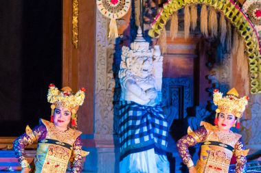 Bali Ubud Kraliyet Sarayı balede Ramayana Ubud, Bali, Endonezya gerçekleştirme dansçılar