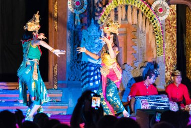 Balili dansçı Ubud Kraliyet Sarayı balede Ramayana Ubud, Bali, Endonezya gerçekleştirme filme seyirci