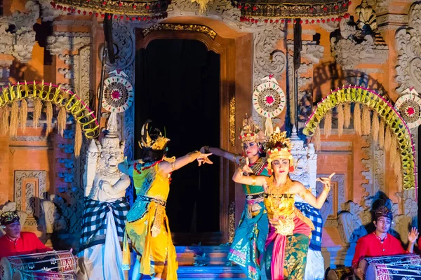 Bali dansers het uitvoeren van de Ramayana Ballet in Ubud Koninklijk Paleis in Ubud, Bali, Indonesië — Stockfoto