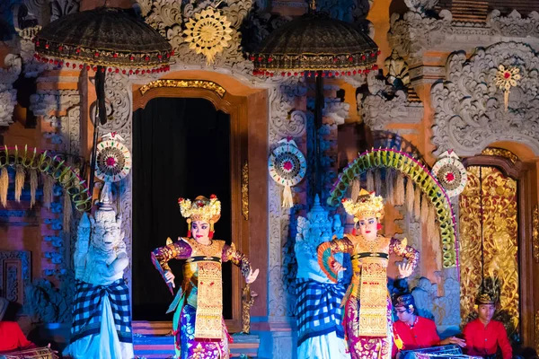 Dançarinos de Bali apresentando Ramayana Ballet no Ubud Royal Palace em Ubud, Bali, Indonésia — Fotografia de Stock