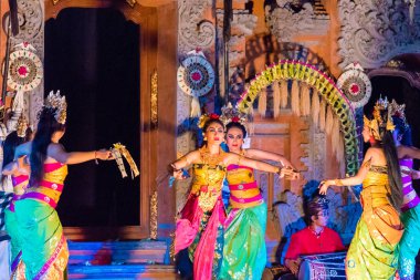 Bali Ubud Kraliyet Sarayı balede Ramayana Ubud, Bali, Endonezya gerçekleştirme dansçılar