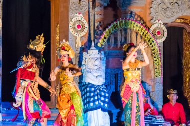 Bali Ubud Kraliyet Sarayı balede Ramayana Ubud, Bali, Endonezya gerçekleştirme dansçılar
