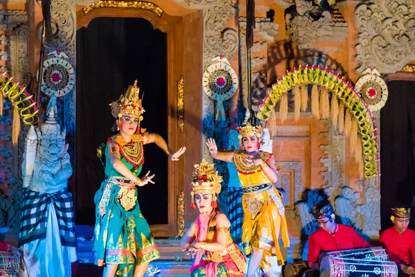 Bali dansers het uitvoeren van de Ramayana Ballet in Ubud Koninklijk Paleis in Ubud, Bali, Indonesië — Stockfoto