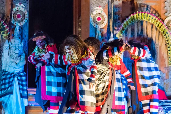Артисты Бали, исполняющие балет Рамаяны в Королевском дворце Убуд в Убуде, Бали, Индонезия — стоковое фото