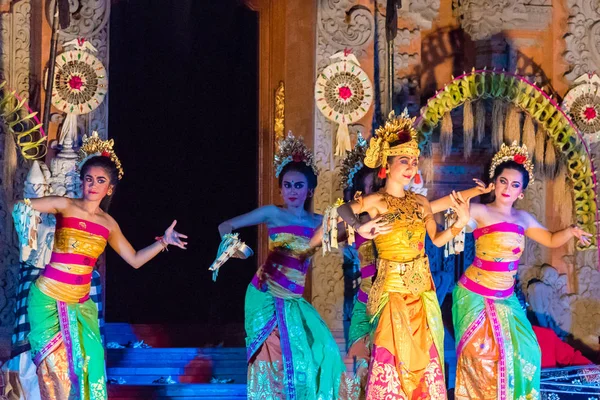 Dançarinos de Bali apresentando Ramayana Ballet no Ubud Royal Palace em Ubud, Bali, Indonésia — Fotografia de Stock