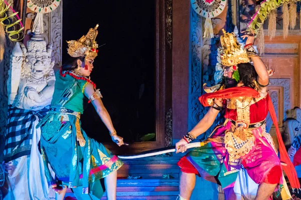 Bali dansers het uitvoeren van de Ramayana Ballet in Ubud Koninklijk Paleis in Ubud, Bali, Indonesië — Stockfoto