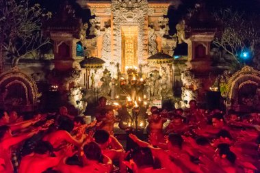 Pura Dalem Taman Kaja'da Kecak Yangın ve Trance Dansı, Ubud, Bali, Endonezya