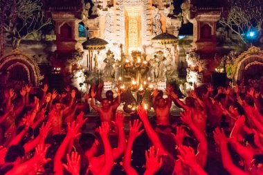 Pura Dalem Taman Kaja'da Kecak Yangın ve Trance Dansı, Ubud, Bali, Endonezya