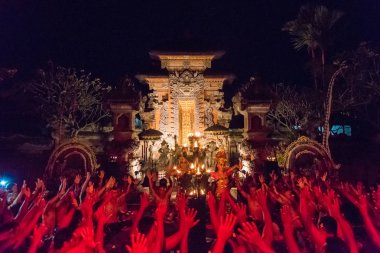 Pura Dalem Taman Kaja'da Kecak Yangın ve Trance Dansı, Ubud, Bali, Endonezya
