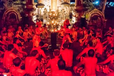 Pura Dalem Taman Kaja'da Kecak Yangın ve Trance Dansı, Ubud, Bali, Endonezya