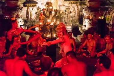Pura Dalem Taman Kaja'da Kecak Yangın ve Trance Dansı, Ubud, Bali, Endonezya