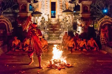 Pura Dalem Taman Kaja'da Kecak Yangın ve Trance Dansı, Ubud, Bali, Endonezya