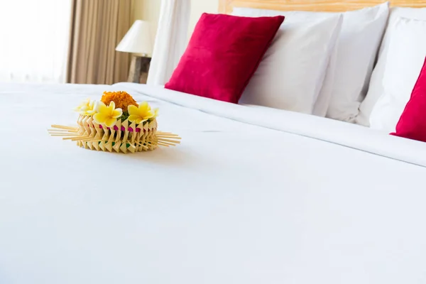 Hotel room with bed and flower arrangement — Stock Photo, Image