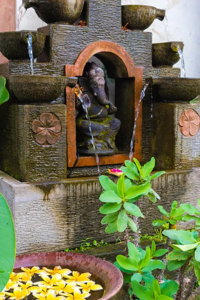 Ganesha Ubud, Bali heykeli ile geleneksel çeşme