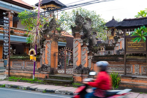 De ingang van de traditionele tempel in Ubud, Bali — Stockfoto