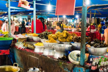 Gianyar Eyaleti'ndeki Gianyar Gece Pazarı, Bali, Endonezya