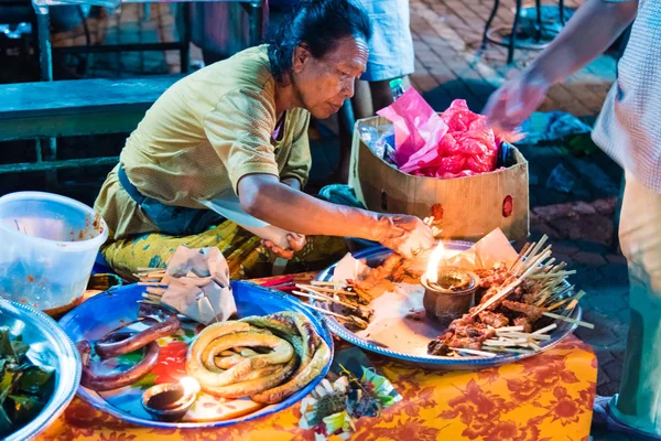 Mercado nocturno de Gianyar en la provincia de Gianyar, Bali, Indonesia —  Fotos de Stock