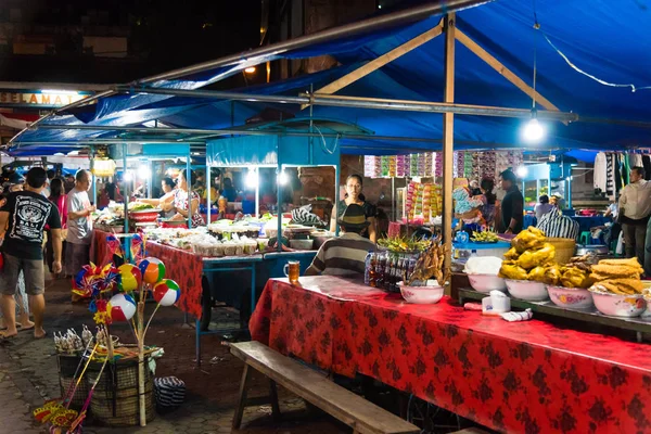 Mercado nocturno de Gianyar en la provincia de Gianyar, Bali, Indonesia —  Fotos de Stock