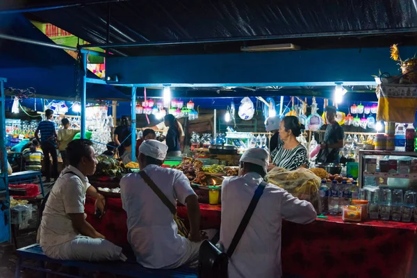 Mercado nocturno de Gianyar en la provincia de Gianyar, Bali, Indonesia —  Fotos de Stock