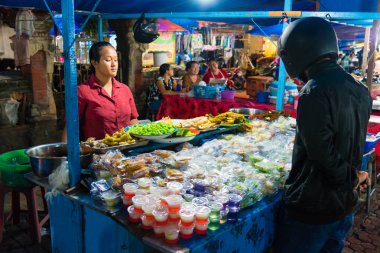 Gianyar Eyaleti'ndeki Gianyar Gece Pazarı, Bali, Endonezya