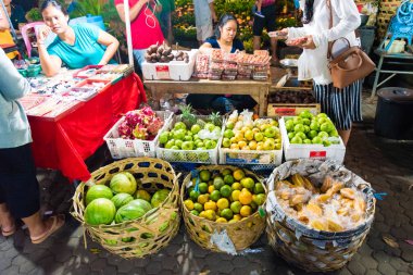 Gianyar Eyaleti'ndeki Gianyar Gece Pazarı, Bali, Endonezya