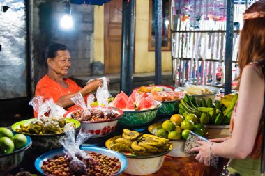 Gianyar Eyaleti'ndeki Gianyar Gece Pazarı, Bali, Endonezya