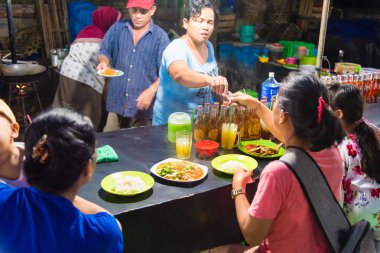 Gianyar Eyaleti'ndeki Gianyar Gece Pazarı, Bali, Endonezya