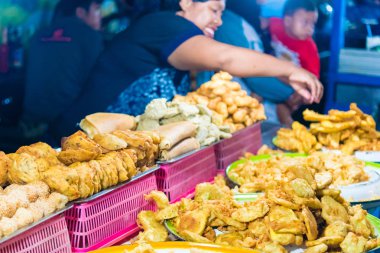 Gianyar Eyaleti'ndeki Gianyar Gece Pazarı, Bali, Endonezya