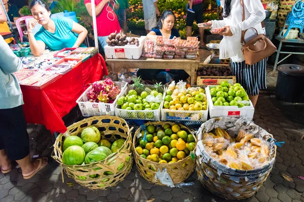 Mercado nocturno de Gianyar en la provincia de Gianyar, Bali, Indonesia —  Fotos de Stock