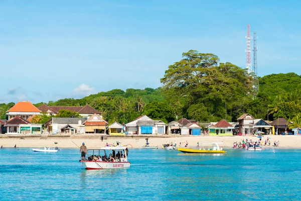 Tropikalnej wyspie Lembongan, jeden z popularnych atrakcji turystycznych w Bali, Indonezja — Zdjęcie stockowe