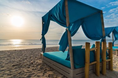 Bali, Endonezya kumsalda turkuaz şezlong