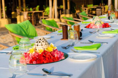 Kırmızı ve Sarı çiçekli düğün töreni için Tablo ayarı