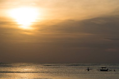 Günbatımı Bali, balıkçı tekneleri Silhouettes