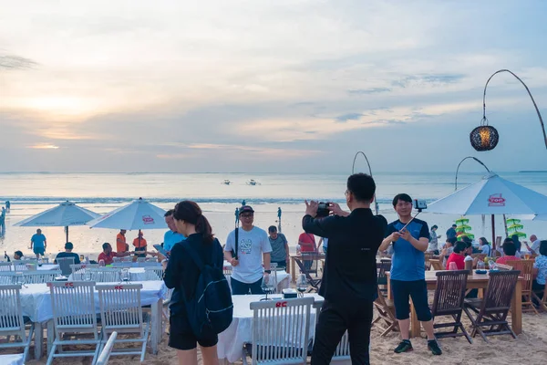 Restaurantes de comida do mar na praia Jimbaran em Bali, Indonésia — Fotografia de Stock