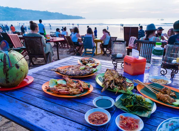 Ristoranti di mare sulla spiaggia di Jimbaran a Bali, Indonesia — Foto Stock