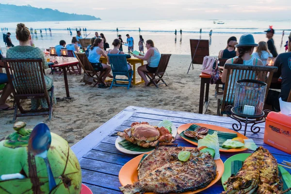 Restaurantes de comida do mar na praia Jimbaran em Bali, Indonésia — Fotografia de Stock