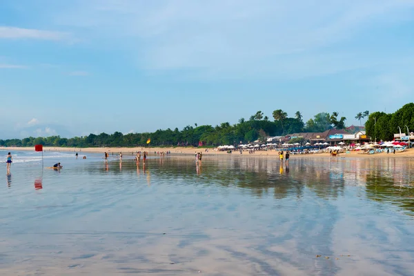 Jimbaran beach, eine der beliebtesten attraktionen in bali, indonesien — Stockfoto