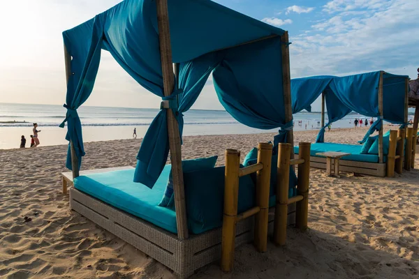 Bali, Endonezya Jimbaran plajda şezlong